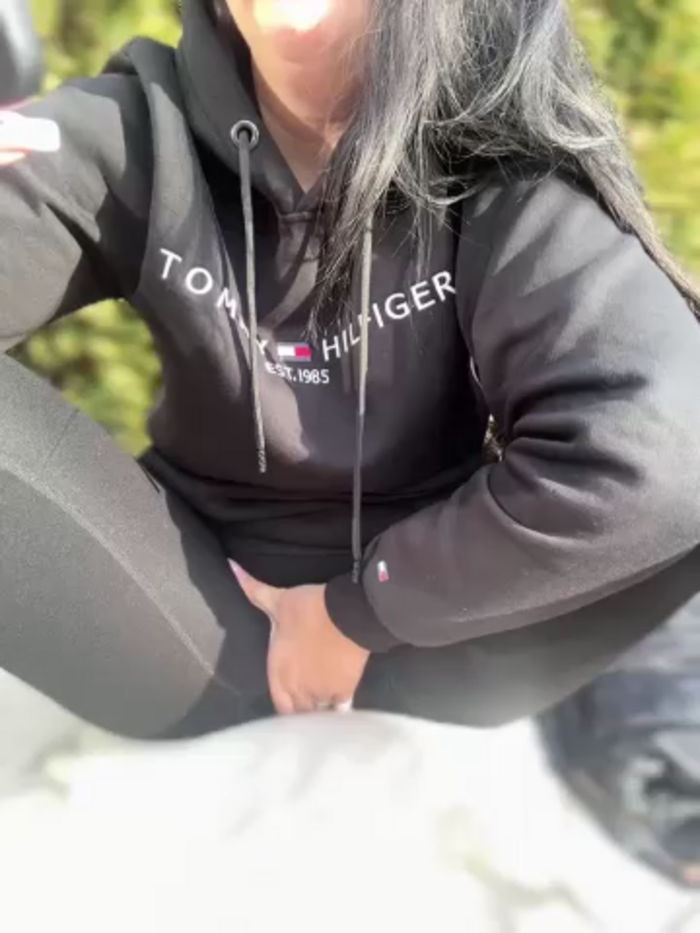 YoungHotMom_
