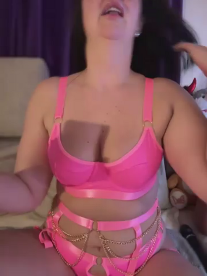 YoungHotMom_