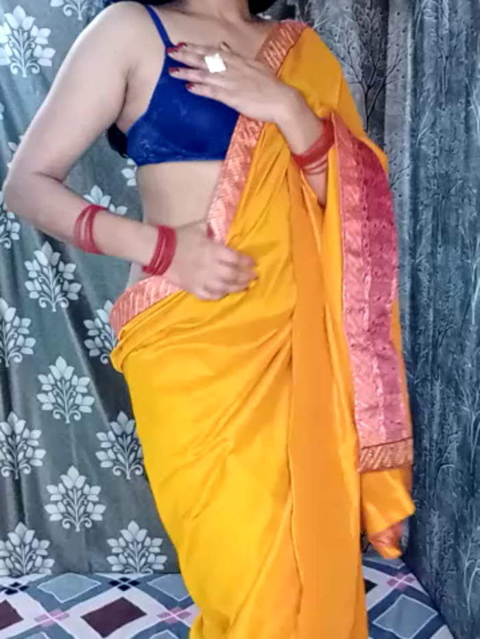 SEXY-nidhi-sharma