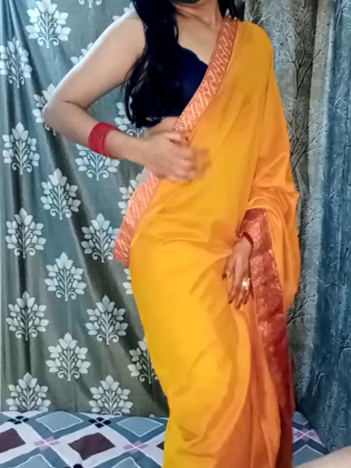 SEXY-nidhi-sharma