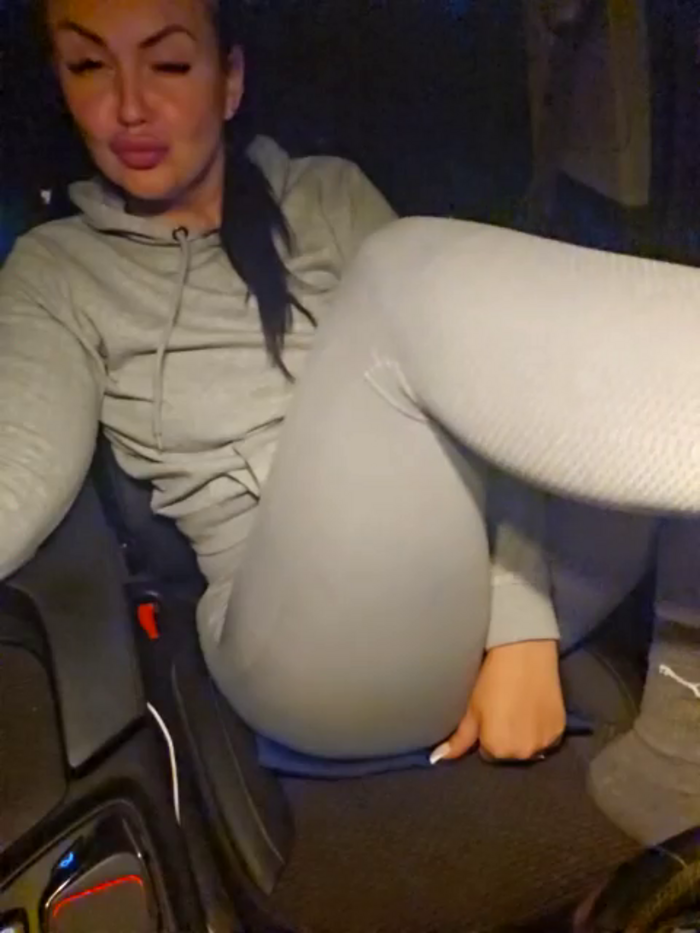 YoungHotMom_