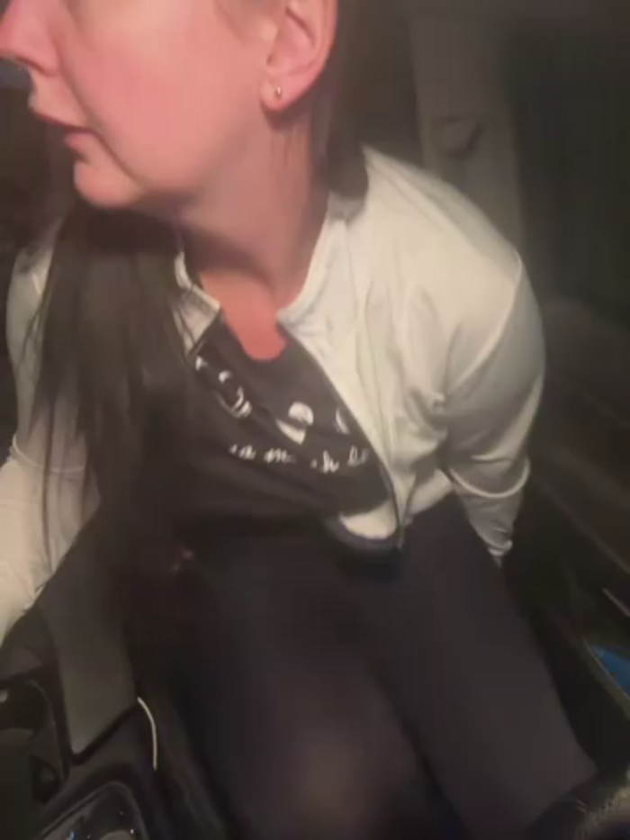 YoungHotMom_