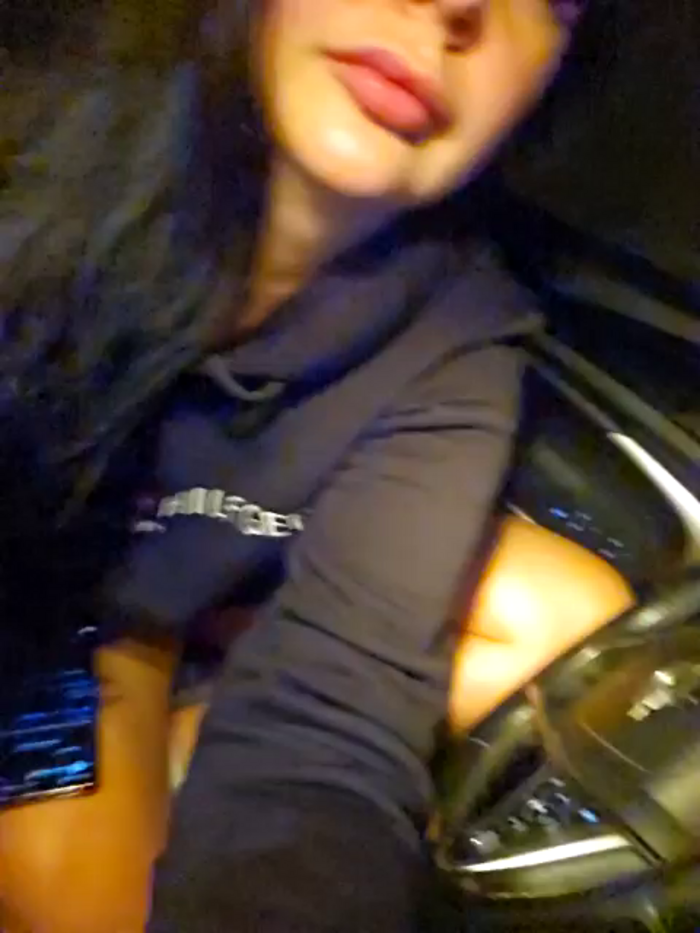 YoungHotMom_