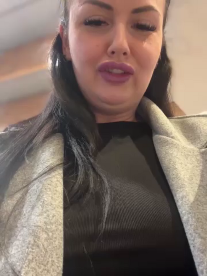 YoungHotMom_