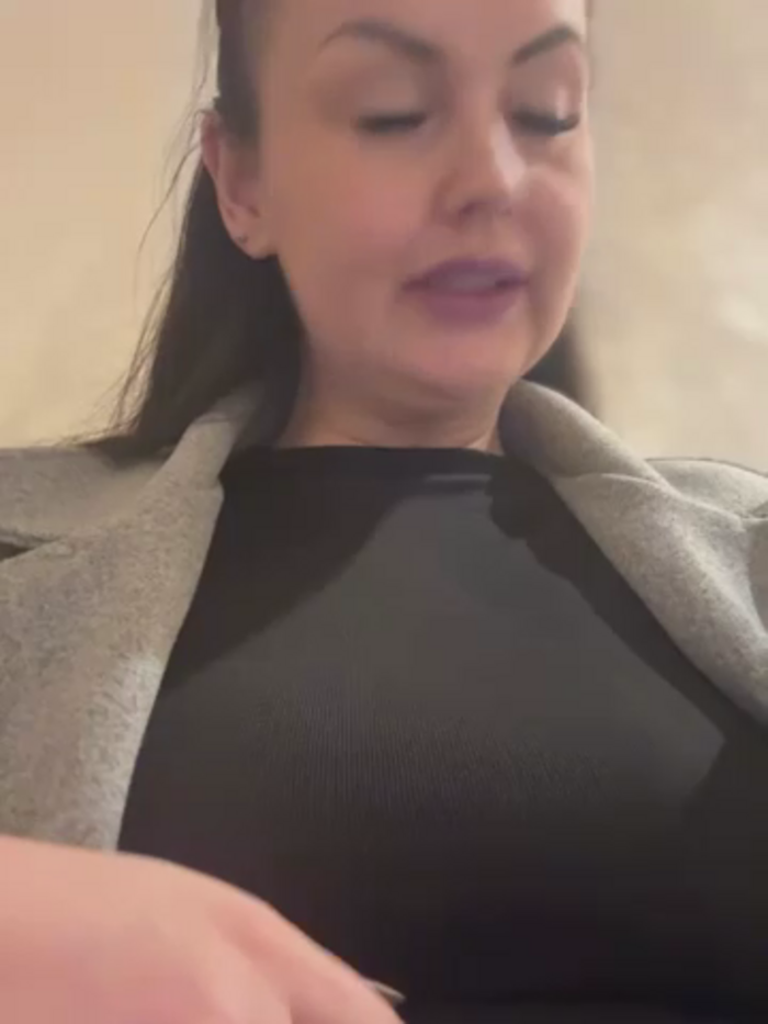 YoungHotMom_