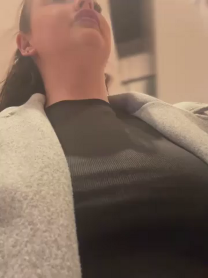 YoungHotMom_