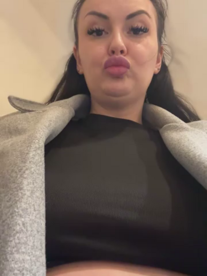 YoungHotMom_