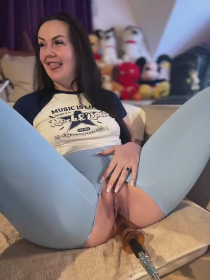 YoungHotMom_