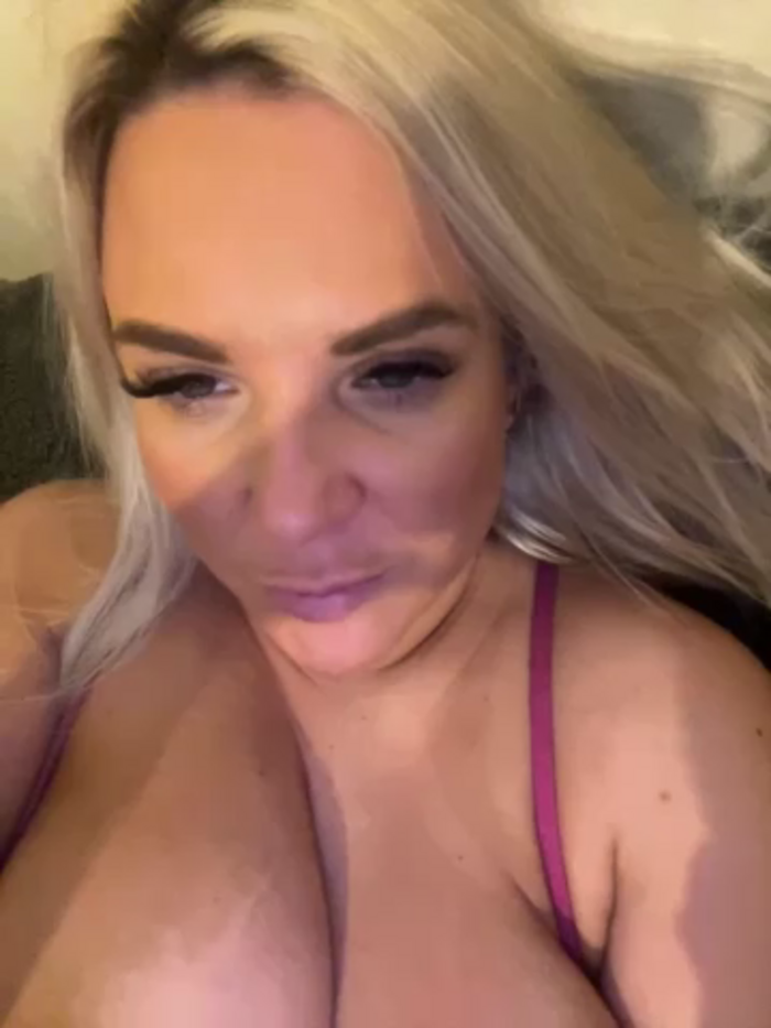 Bustyblondebabe32