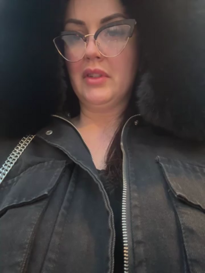 YoungHotMom_