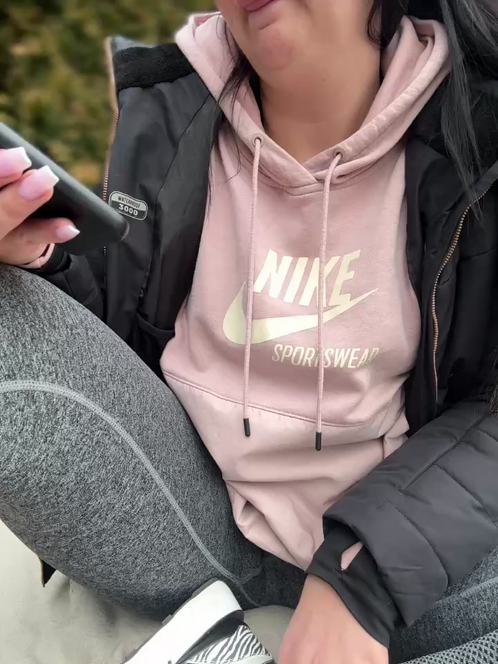 YoungHotMom_