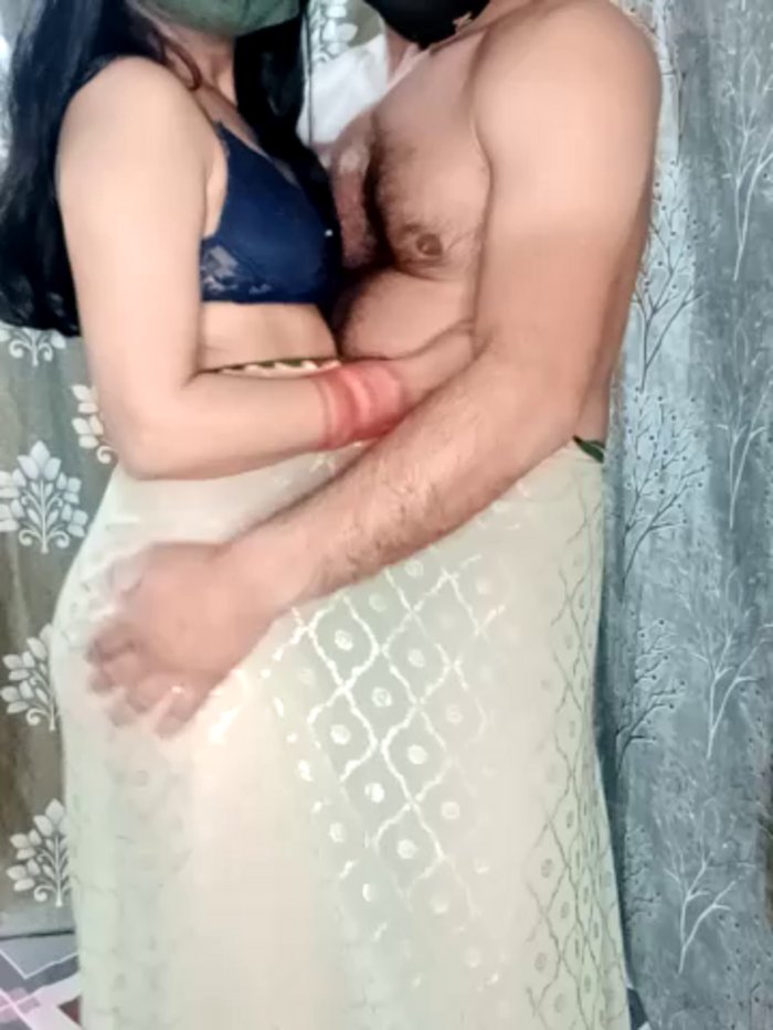 SEXY-nidhi-sharma