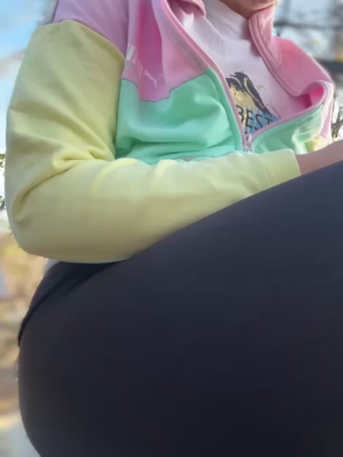 YoungHotMom_