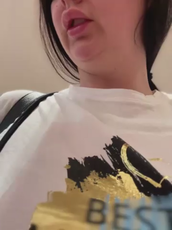 YoungHotMom_