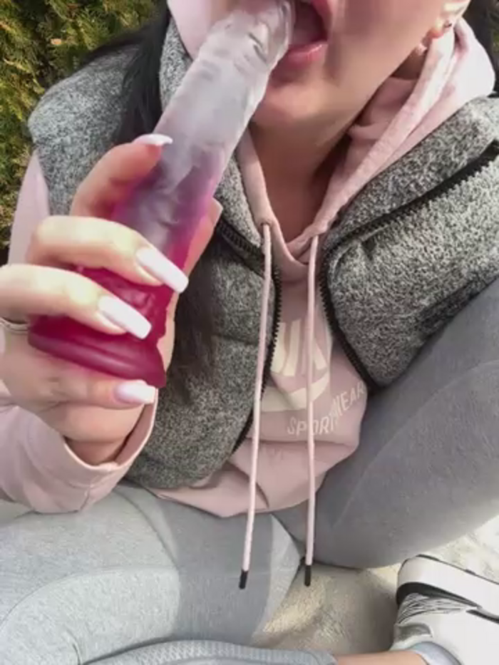 YoungHotMom_