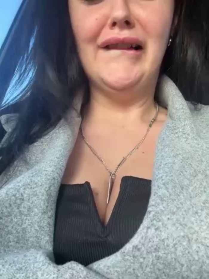 YoungHotMom_