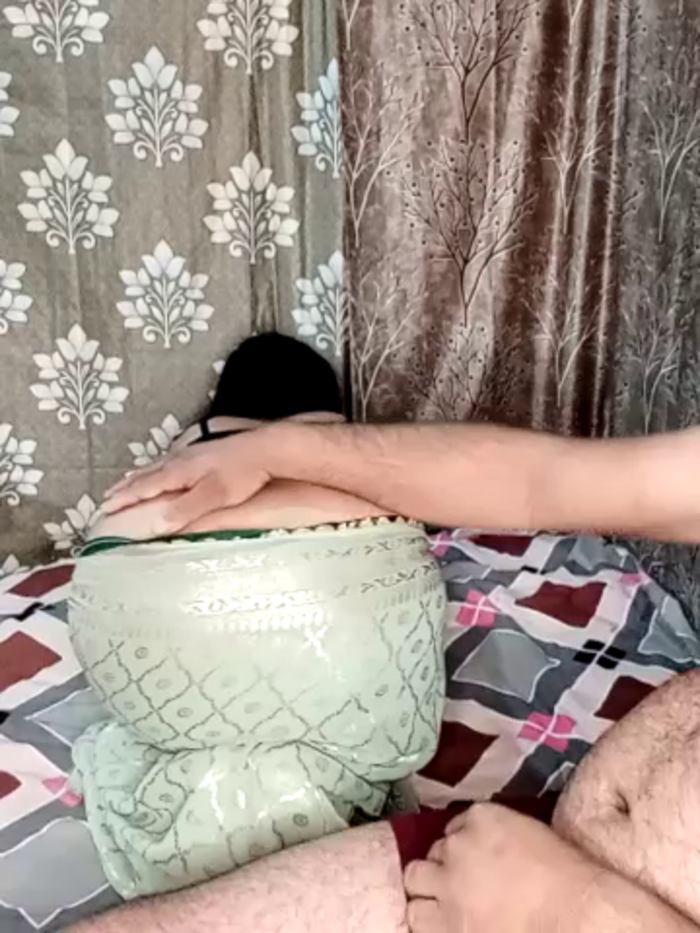 SEXY-nidhi-sharma