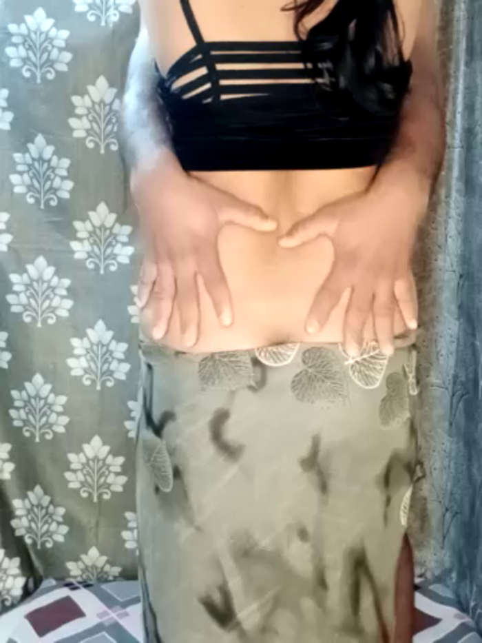 SEXY-nidhi-sharma