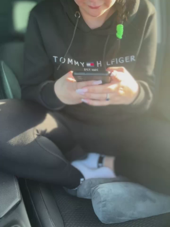 YoungHotMom_