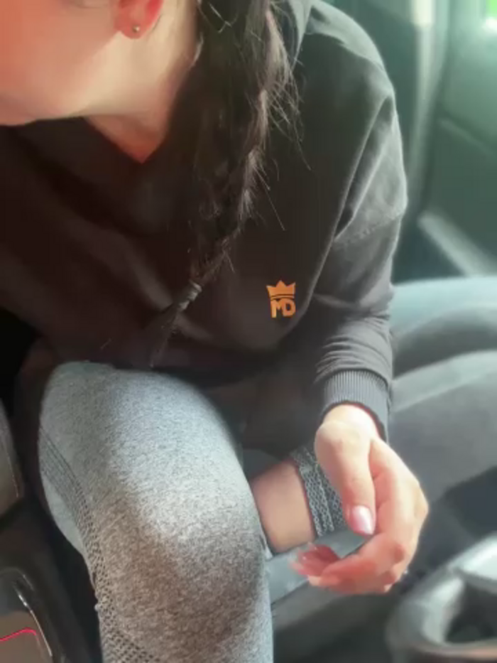 YoungHotMom_