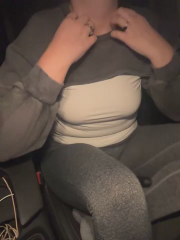 YoungHotMom_