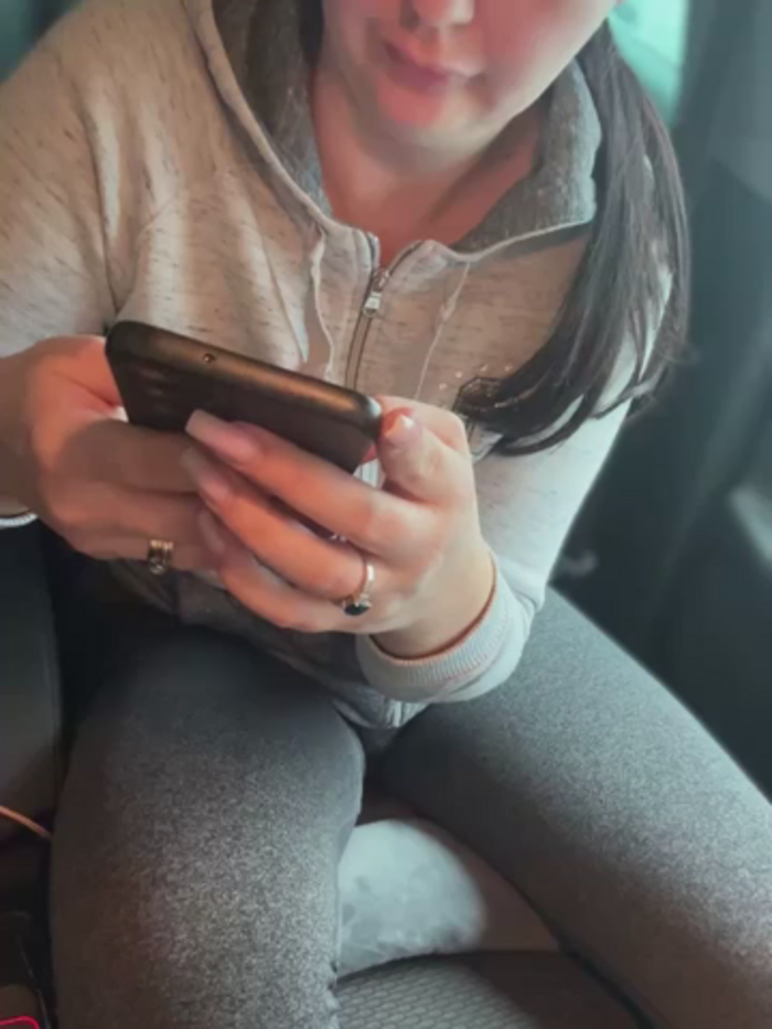 YoungHotMom_