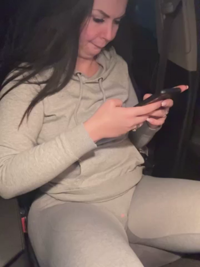 YoungHotMom_