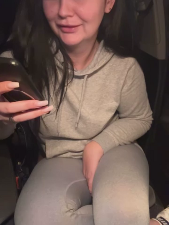 YoungHotMom_