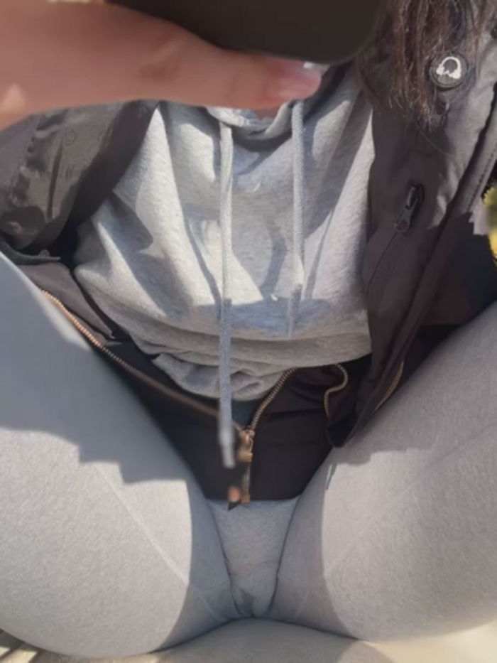 YoungHotMom_