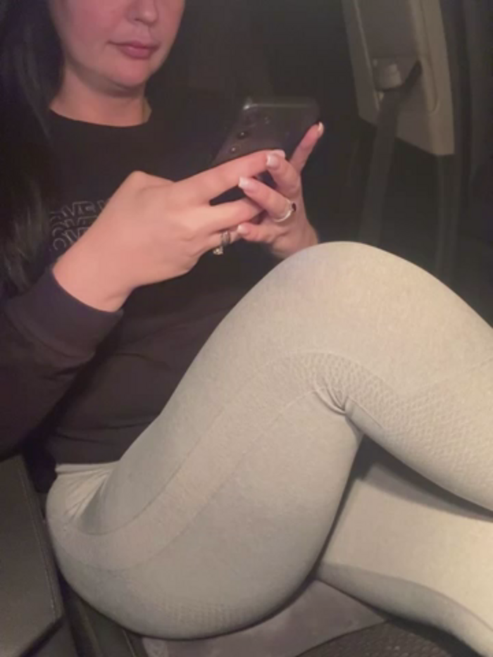 YoungHotMom_