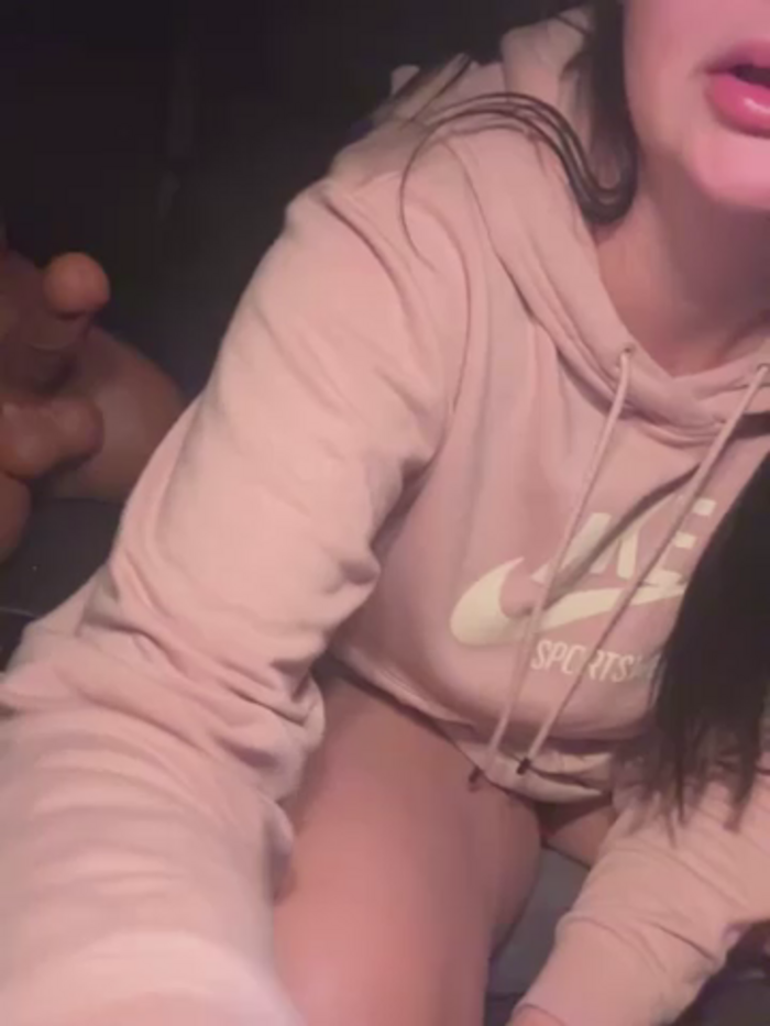 YoungHotMom_