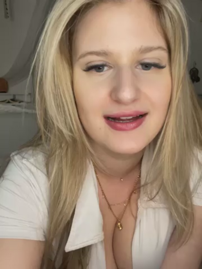 Busty-Ellie