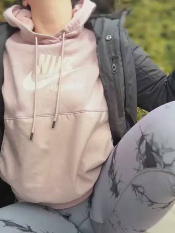 YoungHotMom_