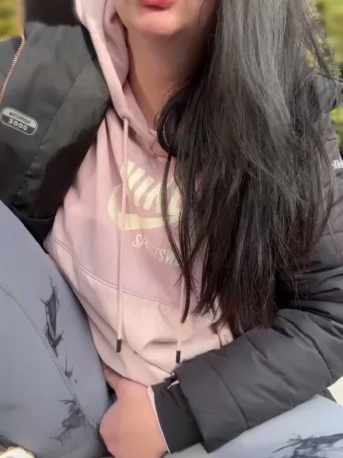 YoungHotMom_