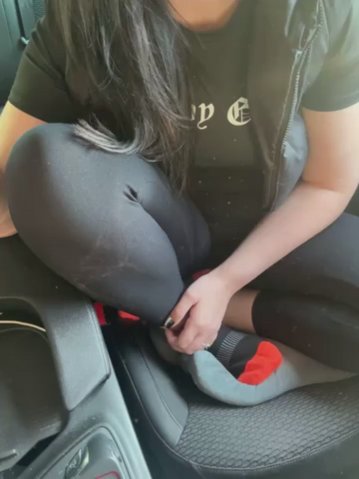 YoungHotMom_