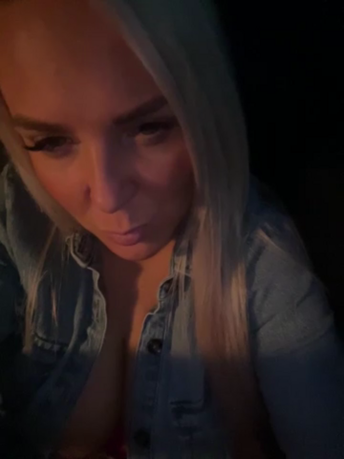 Bustyblondebabe32