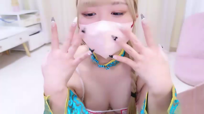 MAIKA_pyon