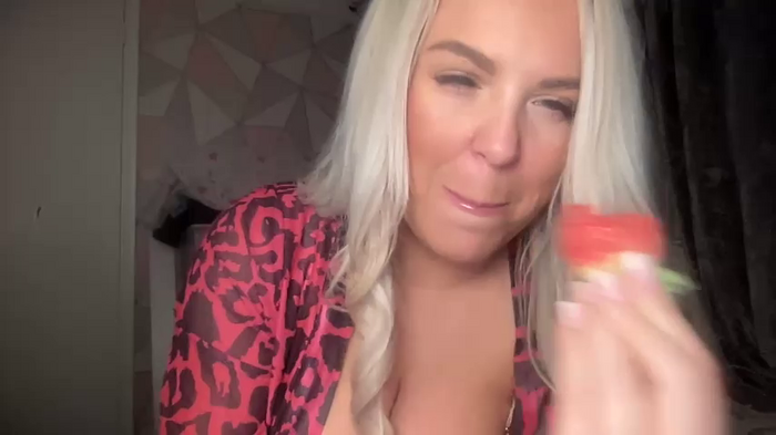 Bustyblondebabe32