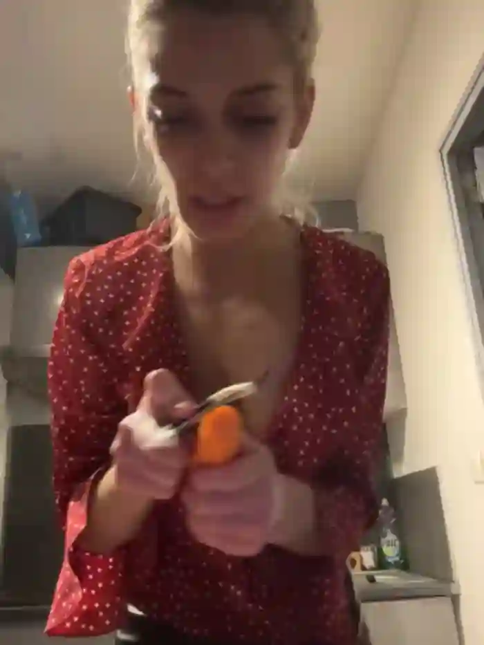 2025/03/25/stripchat-bellalolahot-18-18-39