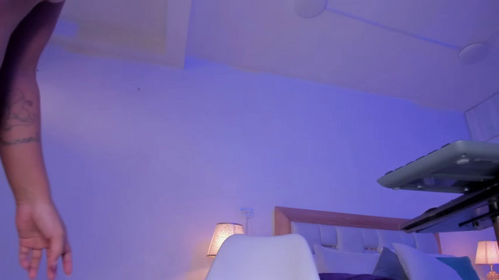 mia_hank