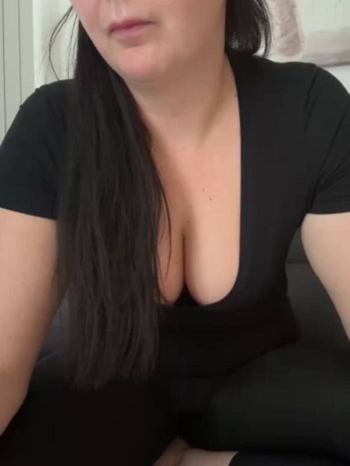 YoungHotMom_