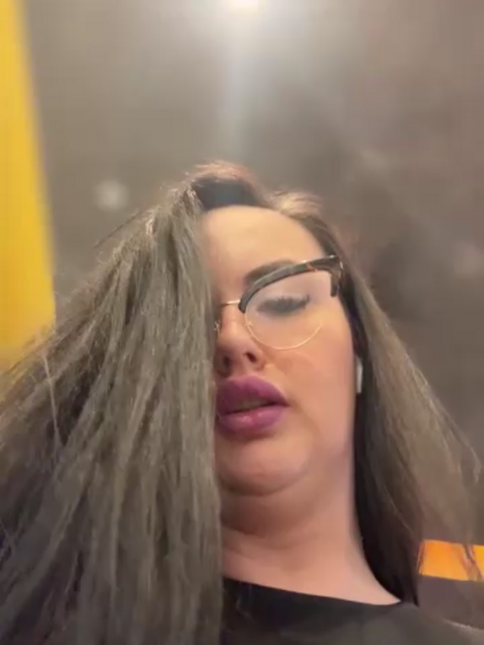 YoungHotMom_