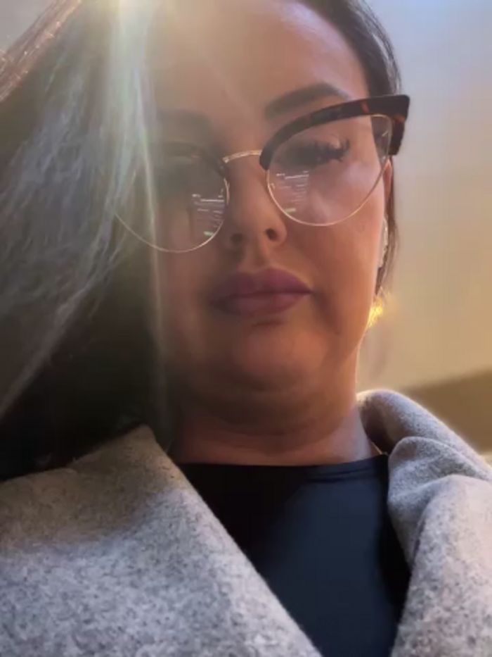 YoungHotMom_