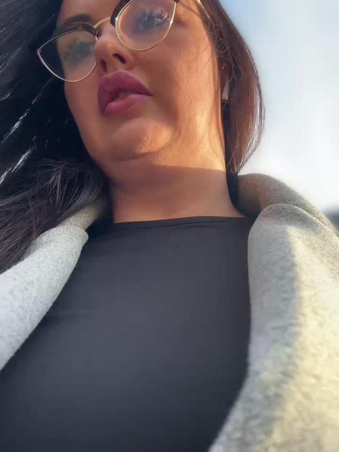 YoungHotMom_