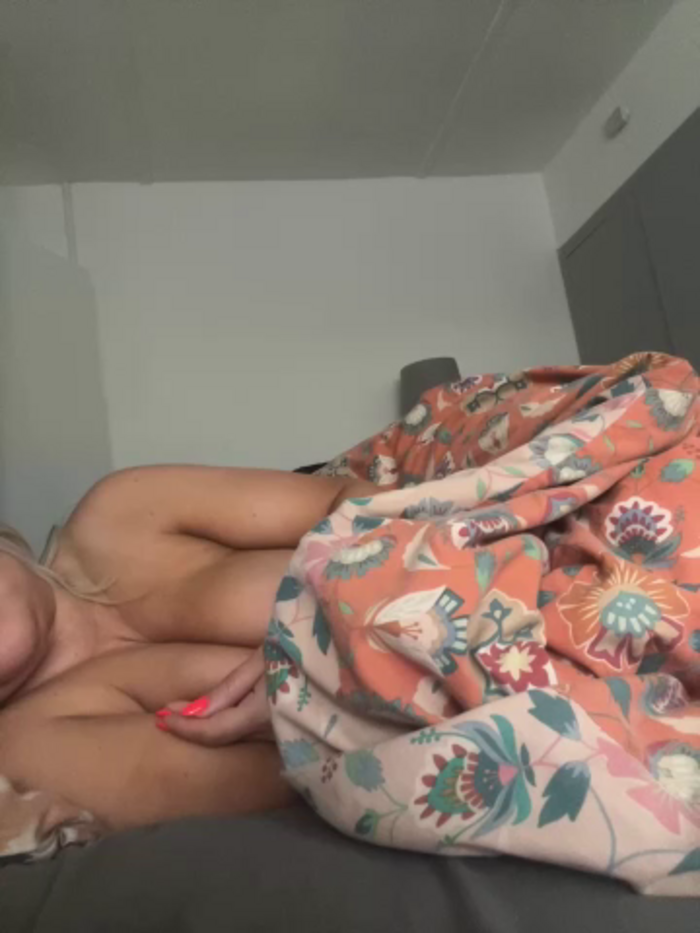 Bustyblondebabe32