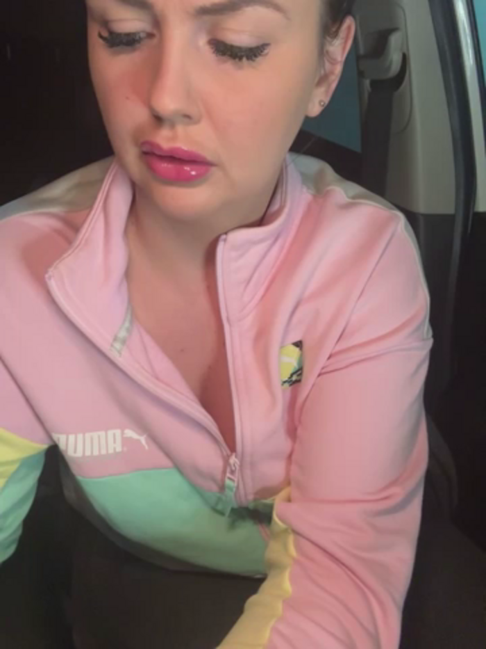 YoungHotMom_