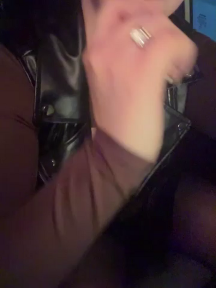 YoungHotMom_