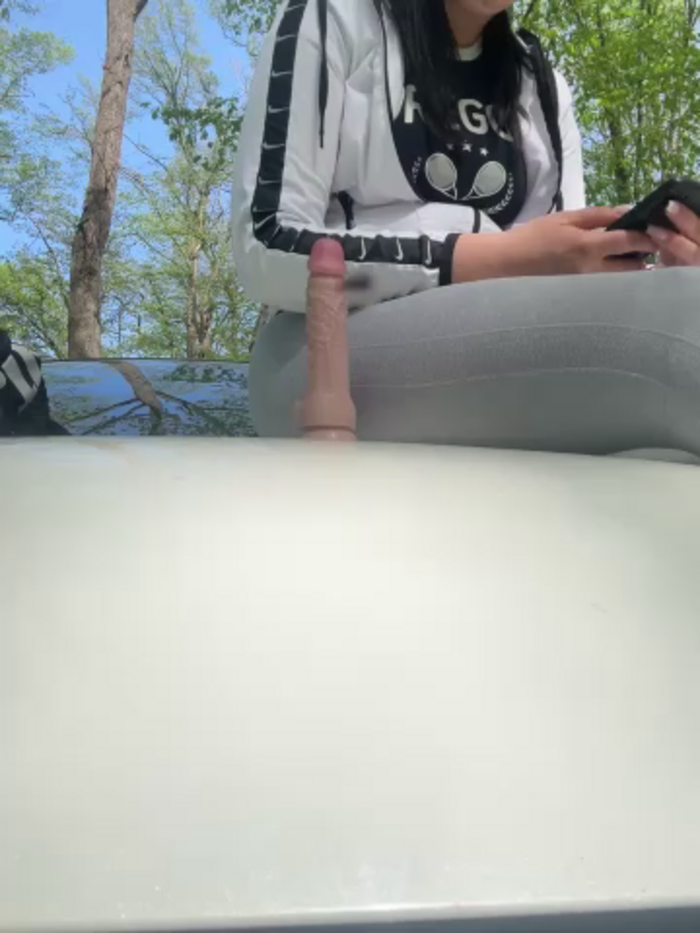 YoungHotMom_