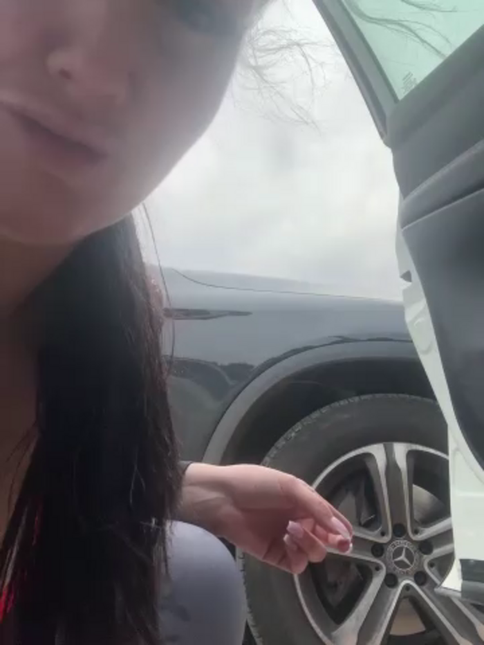 YoungHotMom_
