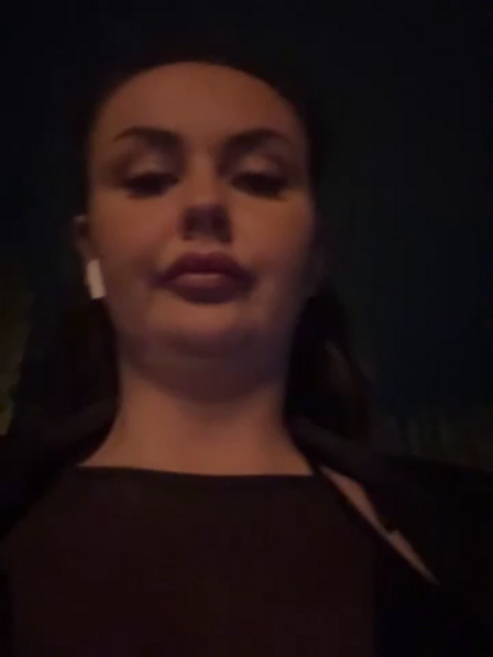 YoungHotMom_